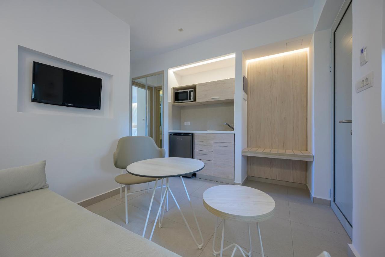 Mythos Suites Hotel Тігакі Екстер'єр фото